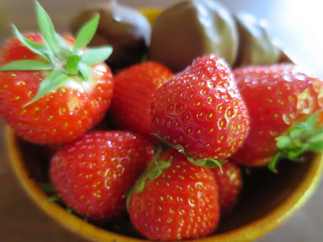 DIY Chocolate Covered Strawberries Arrangements